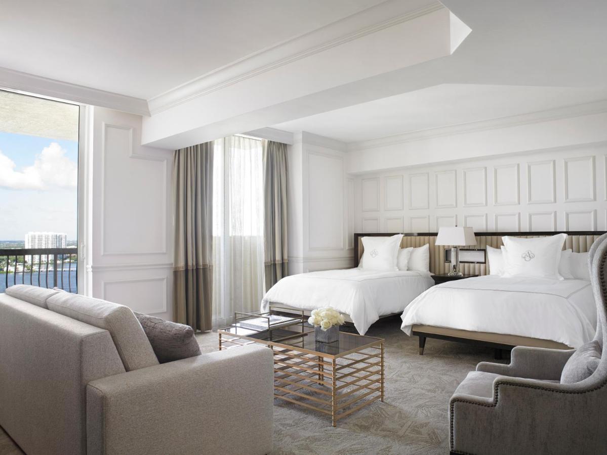 Quarto com 2 Camas de Casal e Vista da Cidade